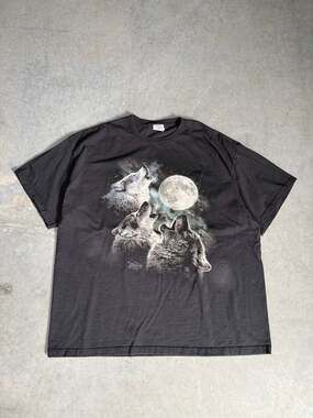 The Mountain Three Wolf Moon T-Shirt Size XL